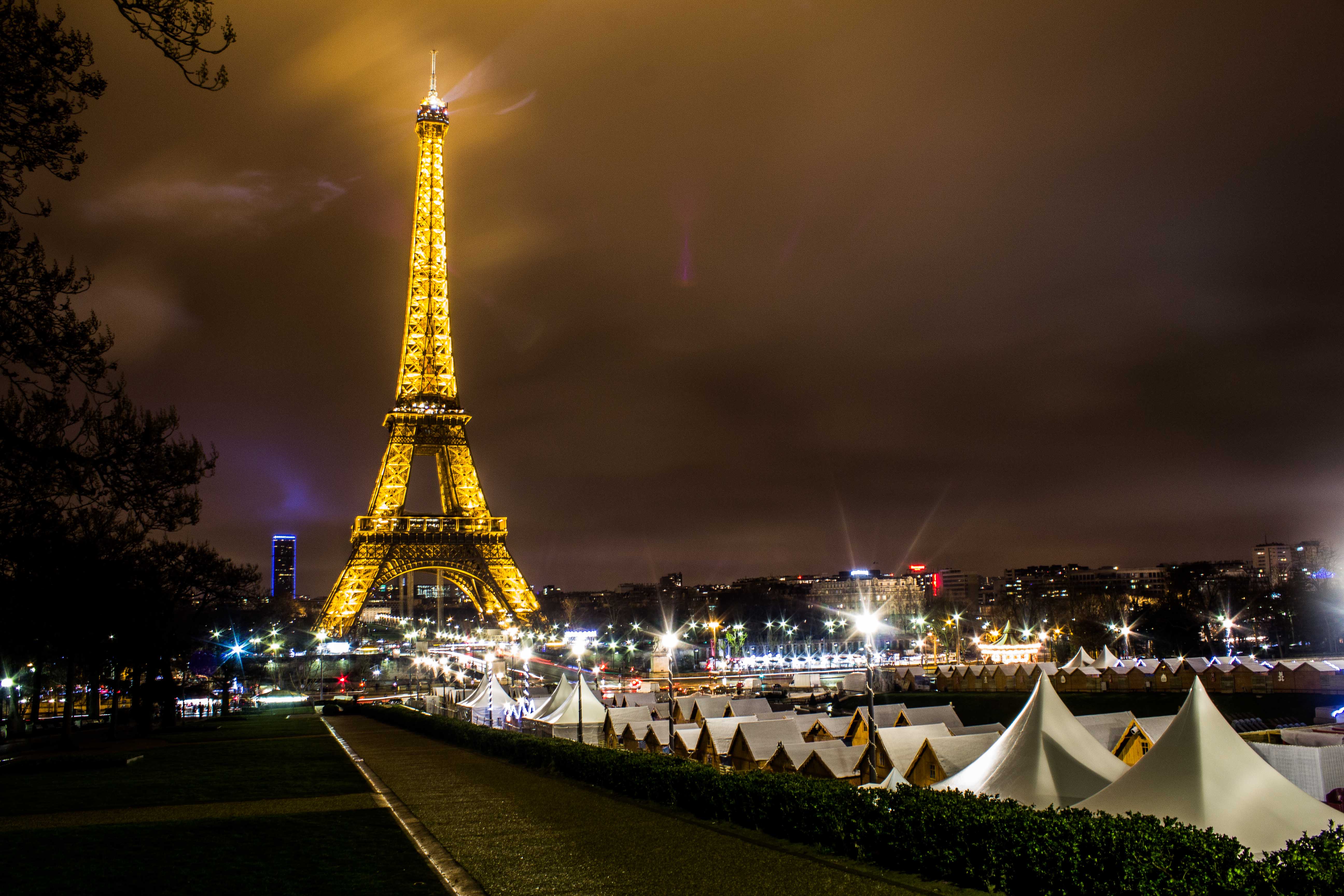 Paris france. Франция Париж Эйфелева башня. Эйфелева башня в Париже фото. Елисейские поля Эйфелева башня. Эйфель башня ночью.